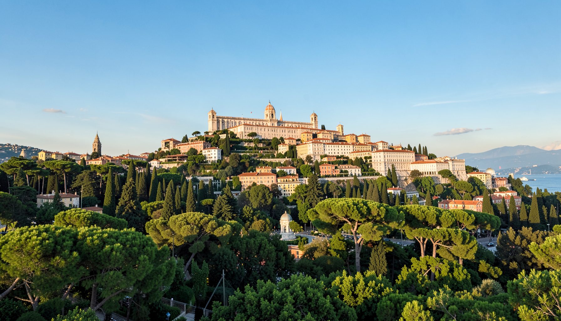 Veduta panoramica della Collina di Capodimonte con il verde del parco e il cielo azzurro di Napoli, toni caldi e naturali